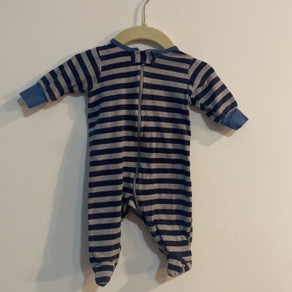 4 newborn onesie sleepers. Zipper. - Picture 4 of 5